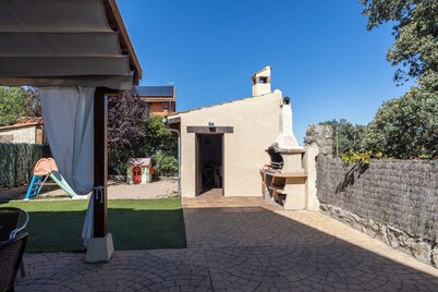 Country House 'Casa Rural Arbana' with Mountain View, Private Pool and Wi-Fi