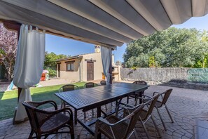 تناول الطعام بالخارج