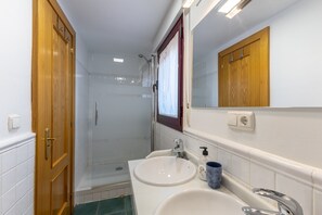 Shower, hair dryer, towels