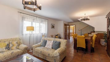 Een televisie en een open haard