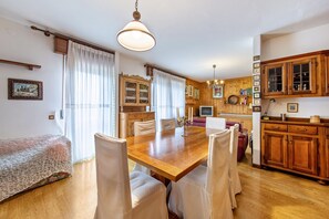 Dining - Apartment 'Appartamento Primo Piano 2' with Mountain View, Private Terrace and Wi-Fi (Pieve di Cadore)