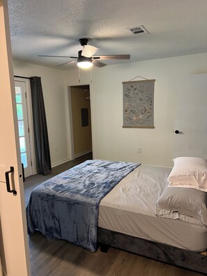 3 عدّة غرف نوم ومكواة/لوح كي وواي فاي وملاءات أسرّة