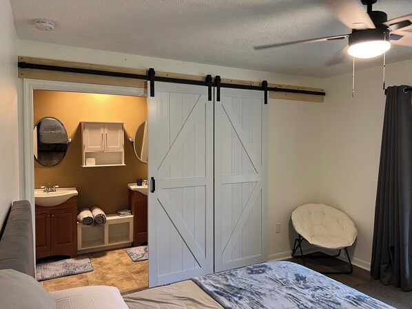 3 chambres, fer et planche à repasser, Wi-Fi, draps fournis