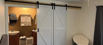 Wheelchair Accessible Executive, Guest, Medical STR. Pet Friendly, Quiet, Safe.