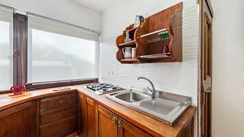 Kühlschrank, Herdplatte, Wasserkocher mit Kaffee-/Teezubehör