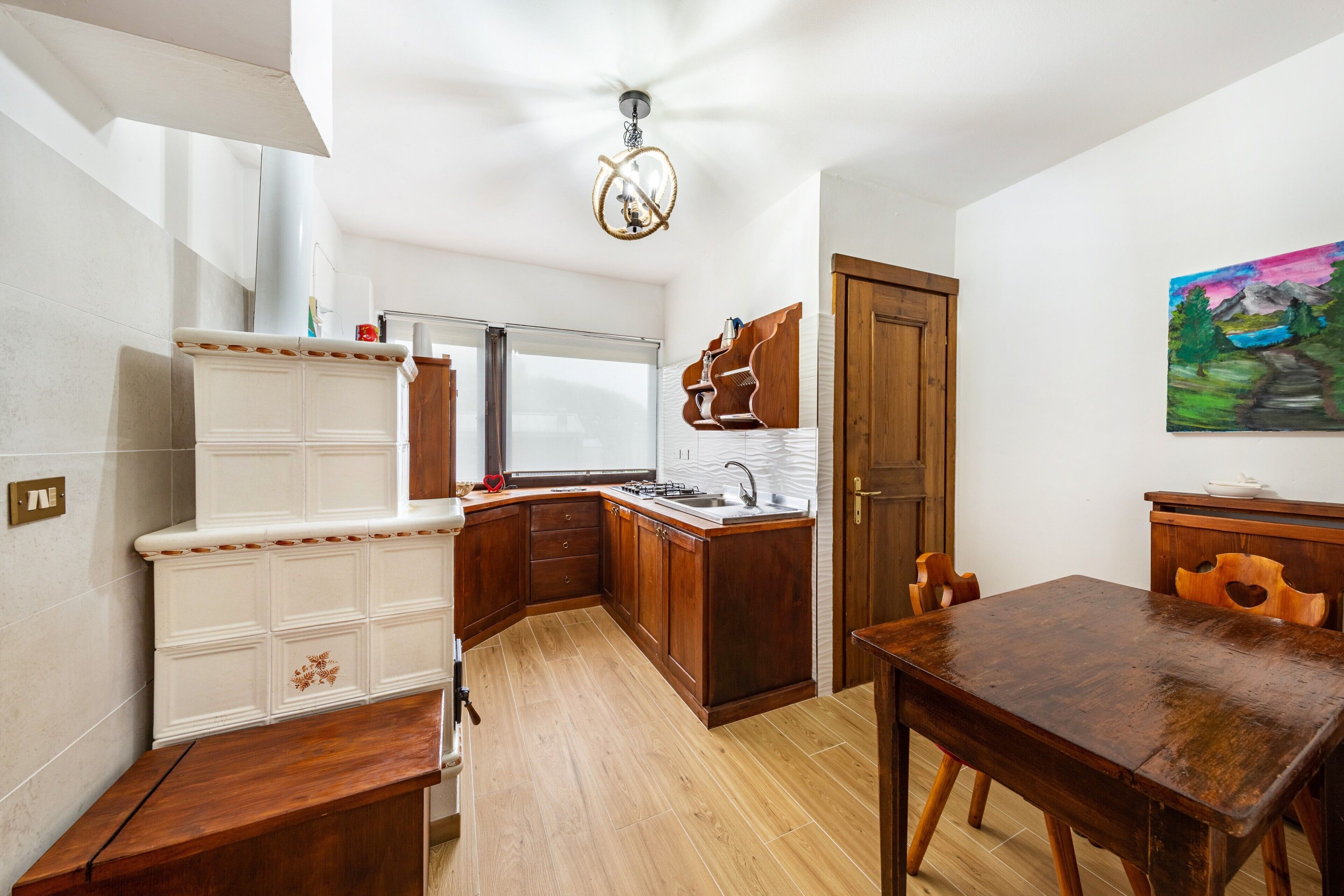 Fridge, stovetop, coffee/tea maker, electric kettle