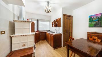 Fridge, stovetop, coffee/tea maker, electric kettle