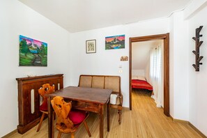 Dining - Apartment 'Appartamento Piano Terra 1' with Mountain View, Shared Garden and Wi-Fi (Pieve di Cadore)