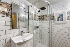 Shower, hair dryer, towels - Apartment 'Sestri Ponente House' with Shared Garden, Wi-Fi and Air Conditioning (Genova)