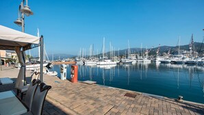 A marina with boats, a covered seating area, and a paved walkway. - Apartment 'Casa Sestri Ponente' with Shared Garden, Wi-Fi and Air Conditioning (Genova)