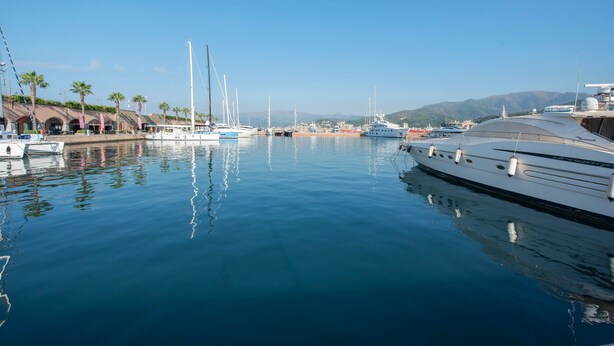A marina with various boats docked, calm water, and a clear sky. - Apartment 'Casa Sestri Ponente' with Shared Garden, Wi-Fi and Air Conditioning (Genova)