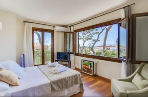 4 slaapkamers, een strijkplank/strijkijzer, gratis wifi, beddengoed