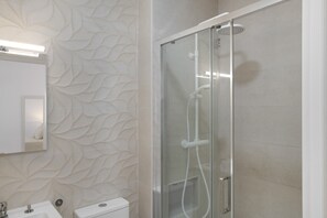 Dusche, Haartrockner, Handtücher