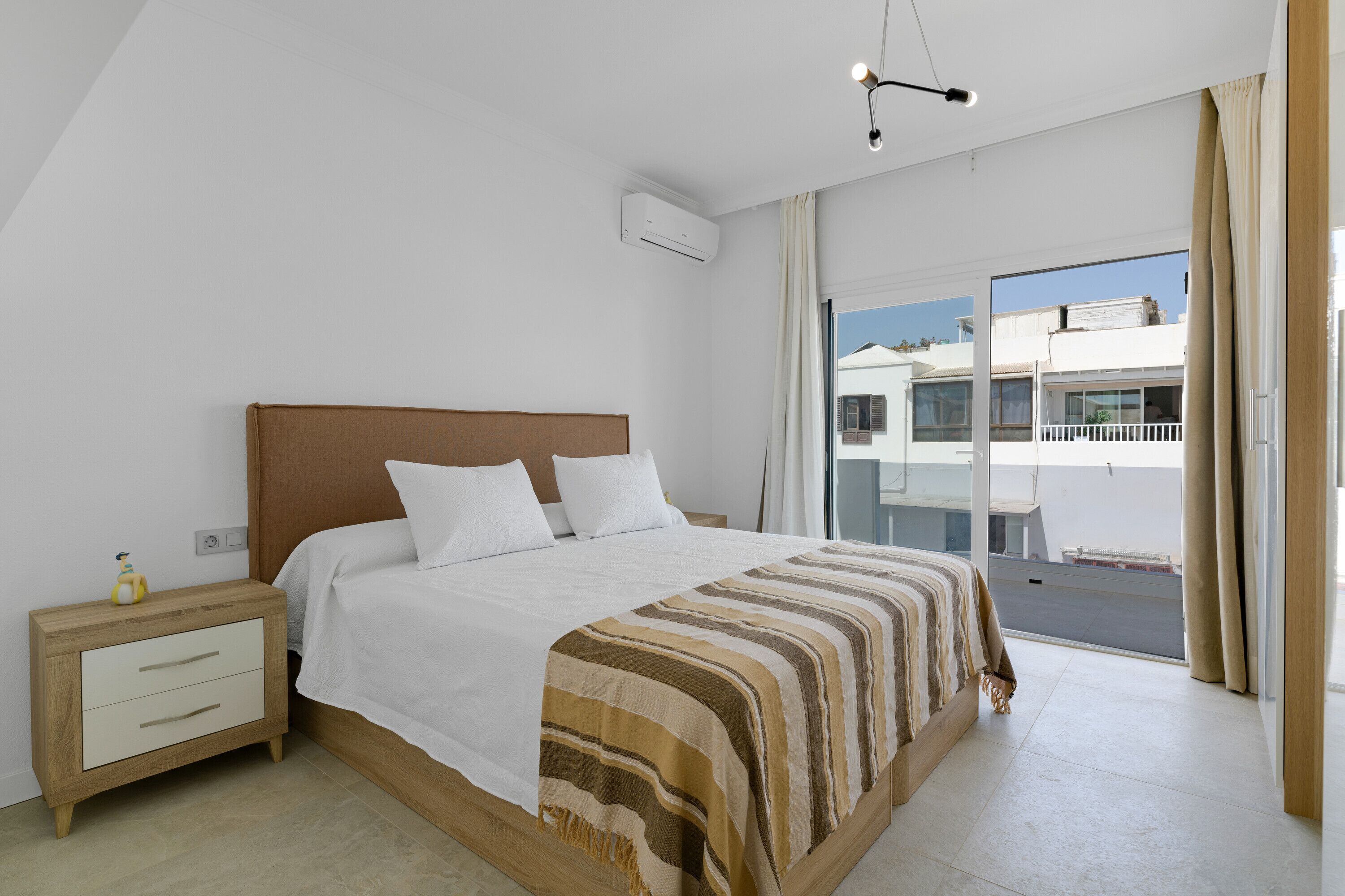 3 slaapkamers, een strijkplank/strijkijzer, gratis wifi, beddengoed