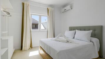 3 slaapkamers, een strijkplank/strijkijzer, gratis wifi, beddengoed