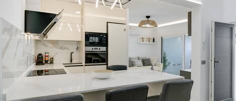 Geladeira, micro-ondas, fogão, cooktop