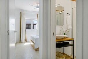 Regadera, secadora de cabello, toallas 