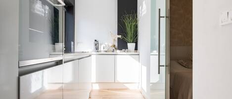 Fridge, oven, stovetop, coffee/tea maker