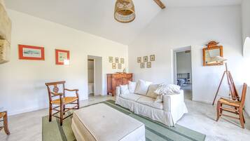 Fireplace, DVD player, stereo