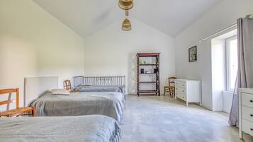 3 bedrooms, bed sheets