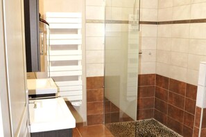 Shower, hair dryer, towels - Stone House with Private Pool and Garden – Charm & Comfort in Dordogne (La Chapelle-Gonaguet)