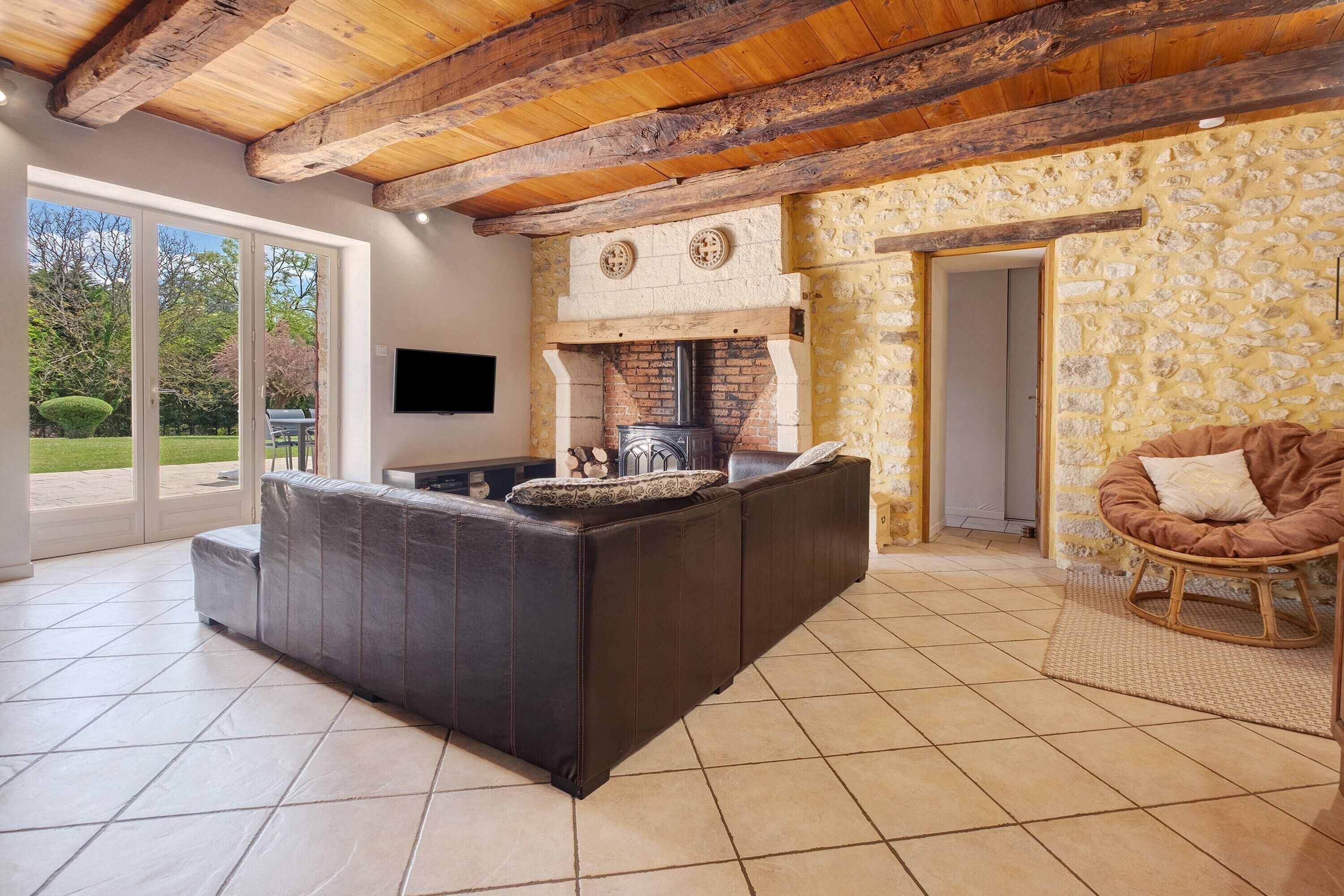 Una televisión, una chimenea, un reproductor de DVD