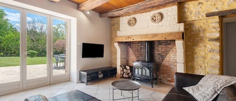 Fernseher, Kamin, DVD-Player