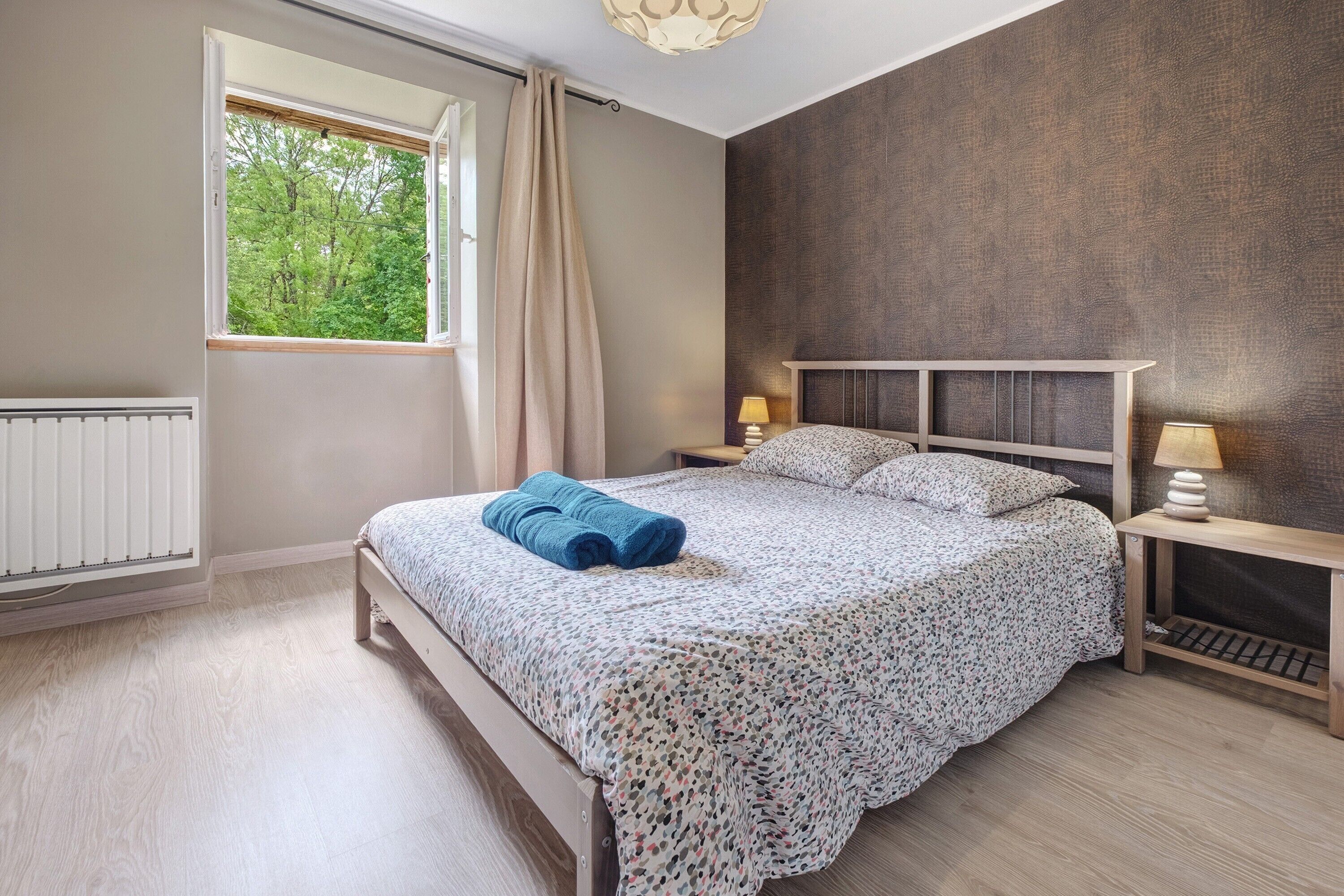 4 habitaciones, tabla de planchar con plancha y wifi gratis 