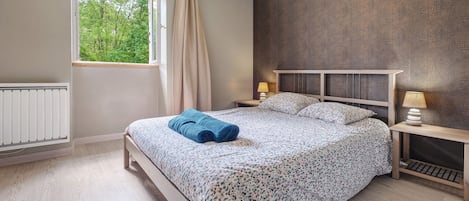 4 bedrooms, iron/ironing board, free WiFi, bed sheets