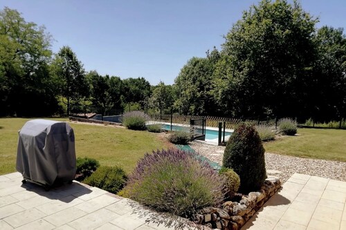 Maison en pierre avec piscine privée et jardin – Charme & confort en Dordogne