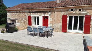 Outdoor dining - Stone House with Private Pool and Garden – Charm & Comfort in Dordogne (La Chapelle-Gonaguet)