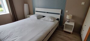 4 bedrooms, iron/ironing board, free WiFi, bed sheets - Stone House with Private Pool and Garden – Charm & Comfort in Dordogne (La Chapelle-Gonaguet)