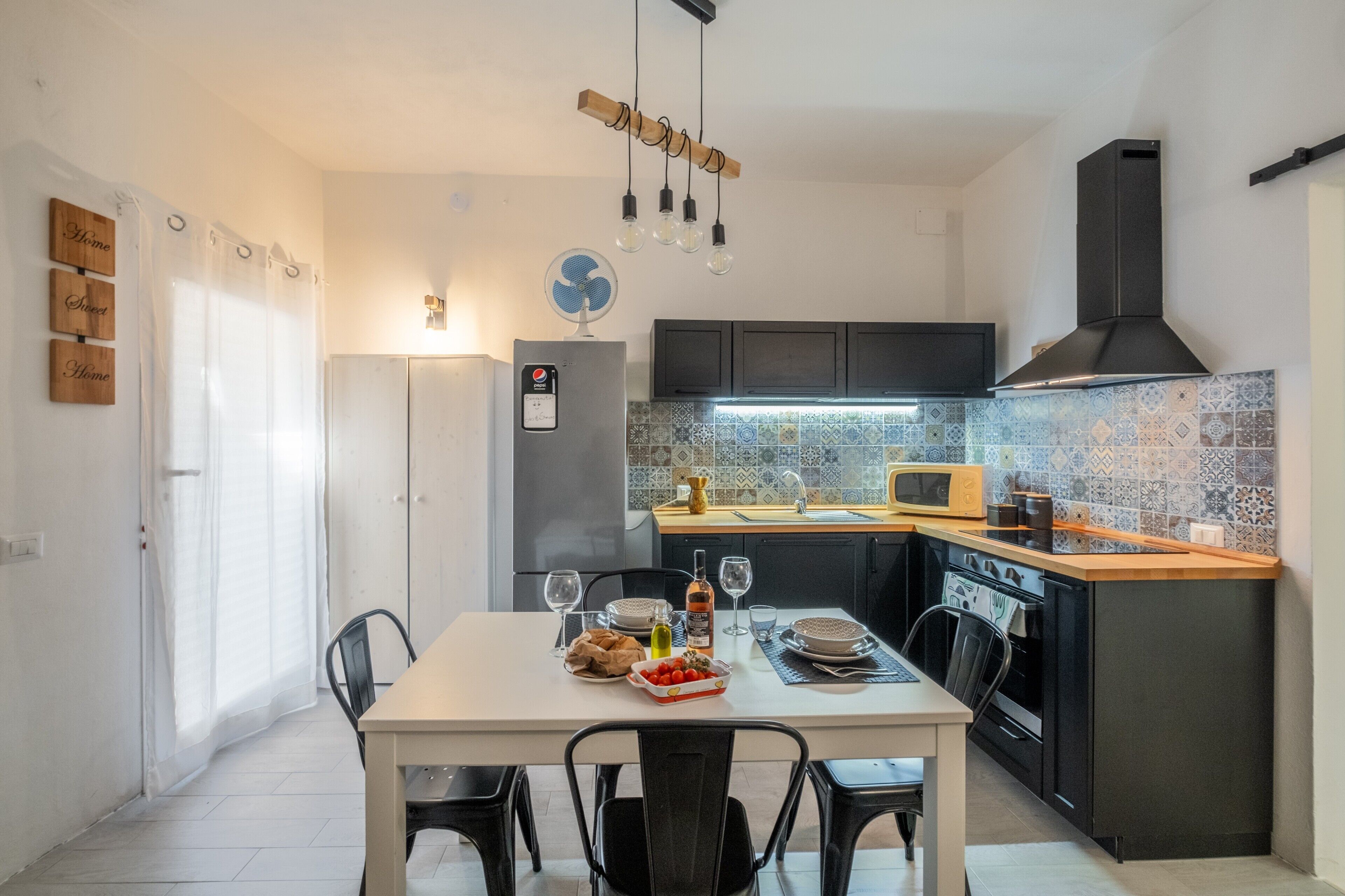 Frigorifero, microonde, forno, piano cottura