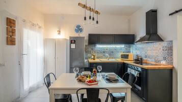 Frigorifero, microonde, forno, piano cottura