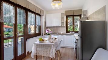 Jääkaappi, uuni, liesi, kahvin-/teenkeitin