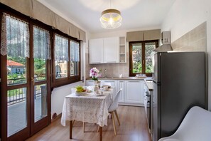 Fridge, oven, stovetop, coffee/tea maker