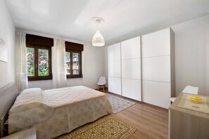 2 slaapkamers, een strijkplank/strijkijzer, beddengoed