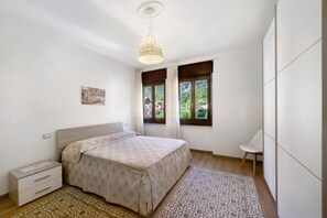 2 bedrooms, iron/ironing board, bed sheets