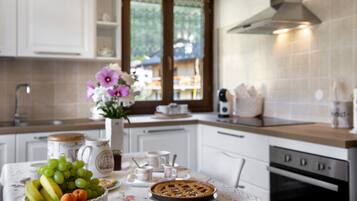 Kühlschrank, Ofen, Herdplatte, Wasserkocher mit Kaffee-/Teezubehör
