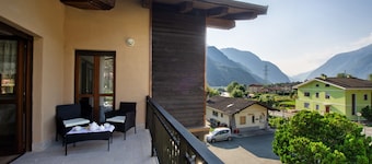 Apartamento 'Chez Sabrina' con vistas a la montaña y terraza privada