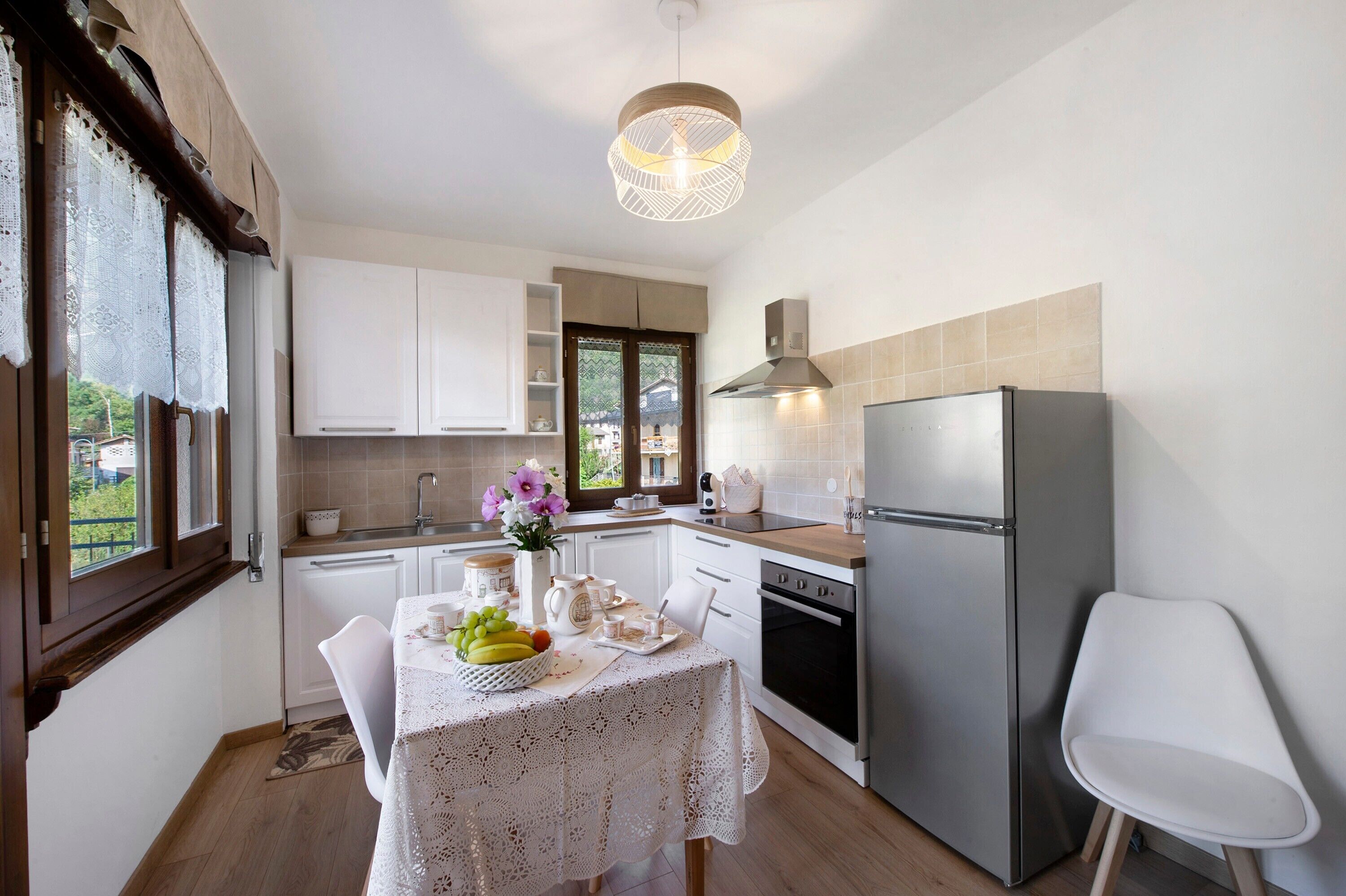 Frigorifero, forno, piano cottura, macchina per tè/caffè