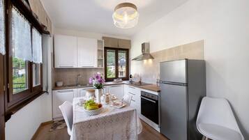 Frigorifero, forno, piano cottura, macchina per tè/caffè