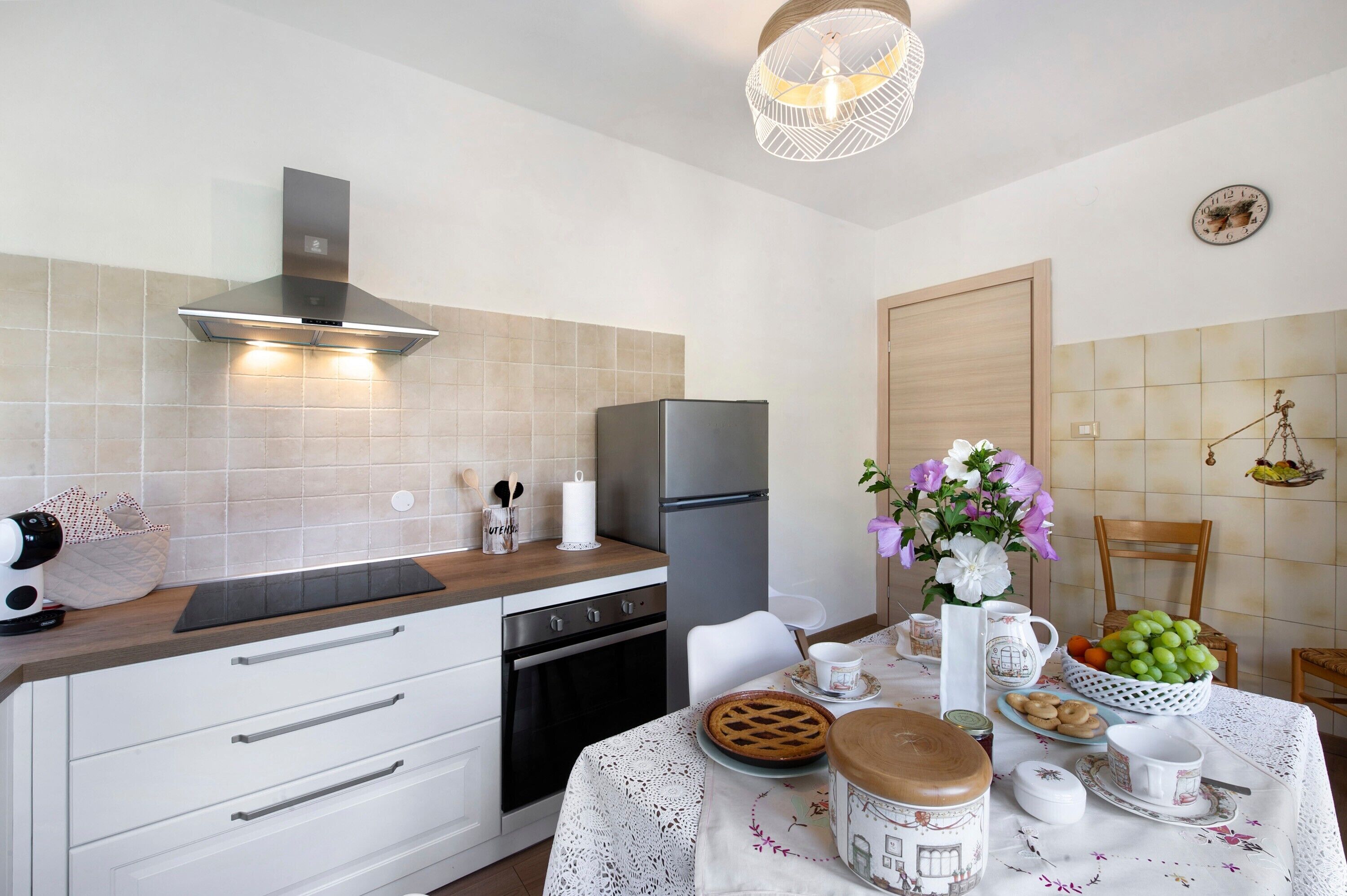 Frigorifero, forno, piano cottura, macchina per tè/caffè