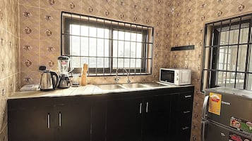 Microondas, horno, parrilla de estufa y lavavajillas