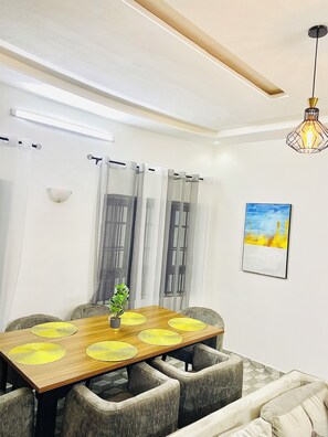 Dining - Appartement de 3 Pièces Cosy Avec un Balcon à 10 Minutes de Super U Erevan (Abomey Calavi)