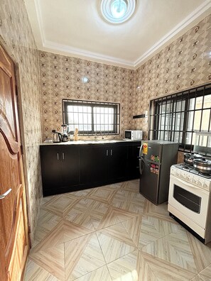 Microwave, oven, stovetop, dishwasher - Appartement de 3 Pièces Cosy Avec un Balcon à 10 Minutes de Super U Erevan (Abomey Calavi)