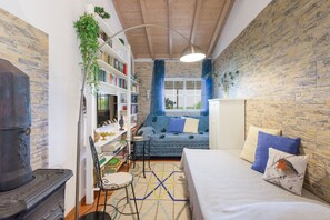 6 bedrooms, iron/ironing board, free WiFi, bed sheets