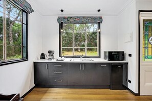 Kühlschrank, Mikrowelle, Wasserkocher mit Kaffee-/Teezubehör