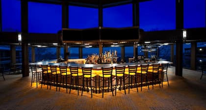 Cozy studio condo w fridge keurig microwave AC WiFi in Fab Shanty Creek Resort!