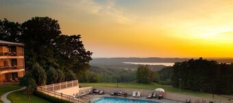 Cozy studio condo w fridge keurig microwave AC WiFi in Fab Shanty Creek Resort!